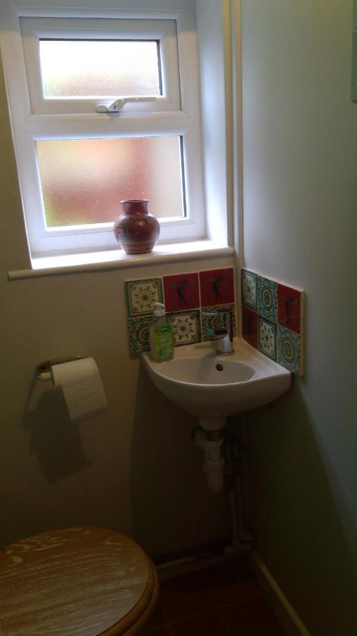 Colourful, Cosy City Home Bath Exterior foto
