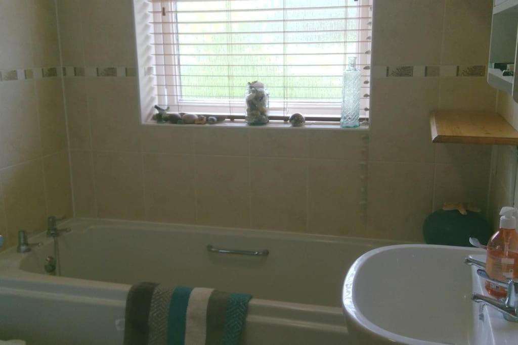 Colourful, Cosy City Home Bath Exterior foto